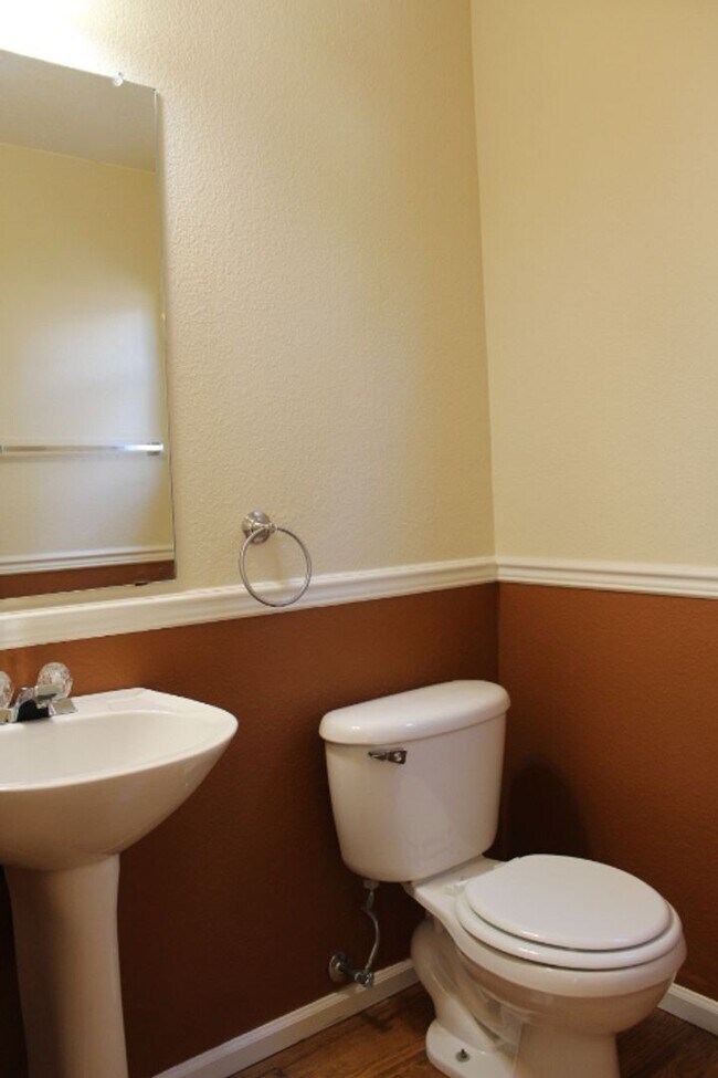 Building Photo - Beautiful 3 BR/2 1/2 BA Home in Highlands Ranch!