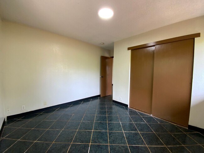 Building Photo - T1171