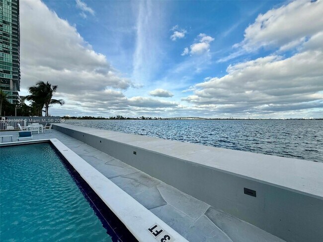 Building Photo - 555 NE 30th St