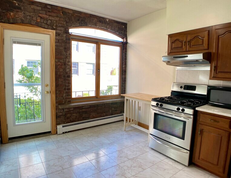 Building Photo - 69 Baldwin St