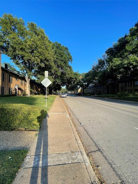 Building Photo - 6015 E University Blvd