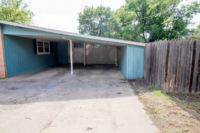 Building Photo - Spacious 3-bedroom home!