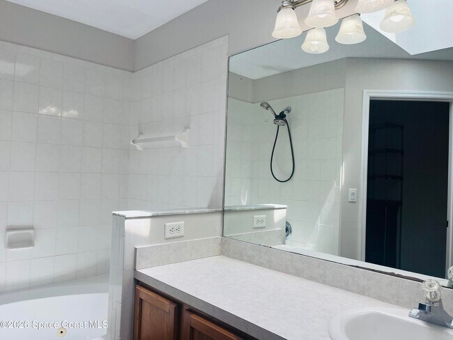 Building Photo - 829 Honeysuckle Dr