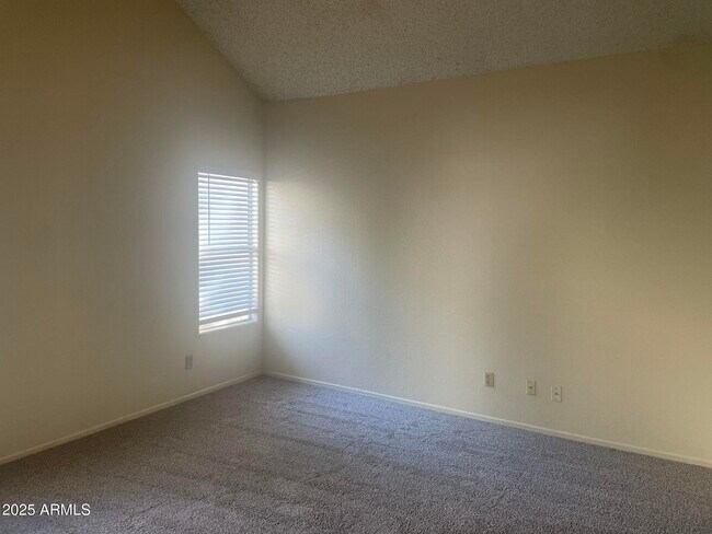 Building Photo - 441 S Maple