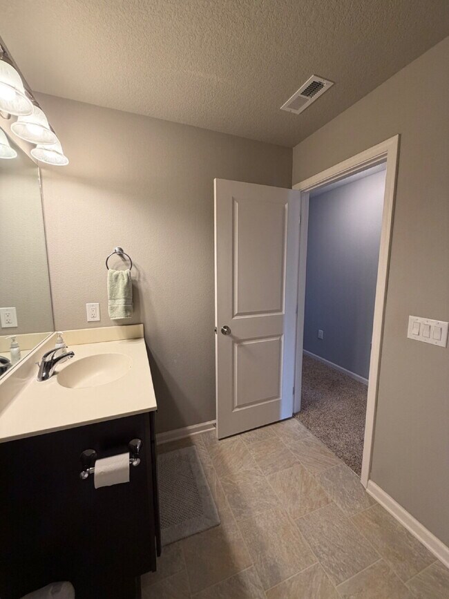 Building Photo - Charming 3-Bed 2.5-Bath Townhouse with Granite Finishes Near Jordan Creek Town Center