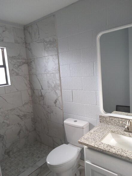 Main bathroom - 1118 Santa Anna