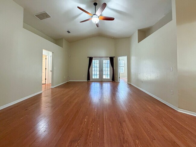 Building Photo - Pet Friendly 3/2 Home in Sorrento Available NOW!