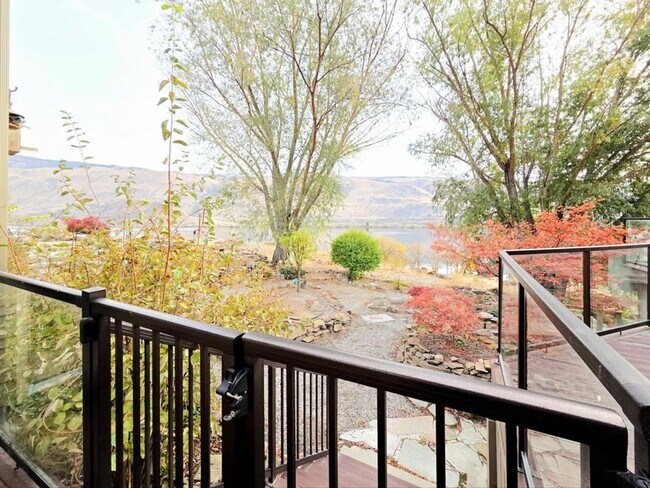 Building Photo - Gorgeous 4 Bed, 3 Bath Home w/ STUNNING RIVER FRONT VIEWS!!