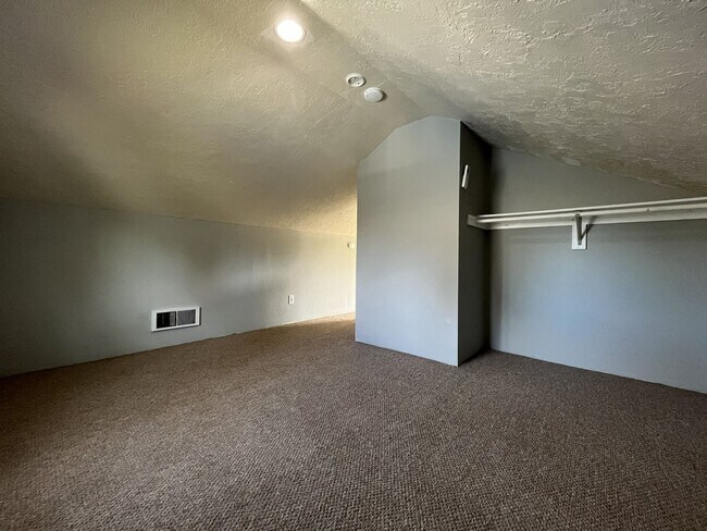 Building Photo - Charming St. Johns Bungalow with Fireplace, Bonus Space & Large Backyard