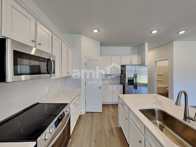 Building Photo - 16430 Cheyanne Ct