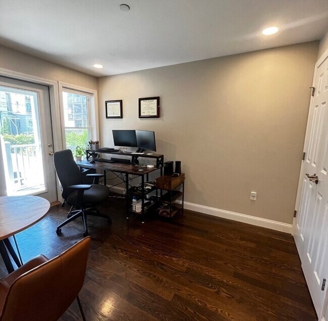 Building Photo - 229 Maverick St