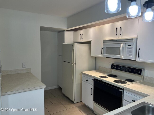 Building Photo - 1233 Country Club Dr