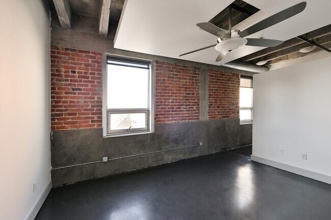 Building Photo - 1502 Jones St