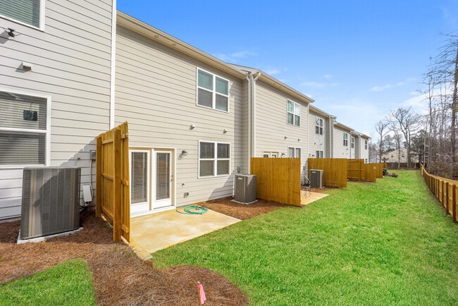 Building Photo - Fantastic 3bd/2ba home! Coming soon!
