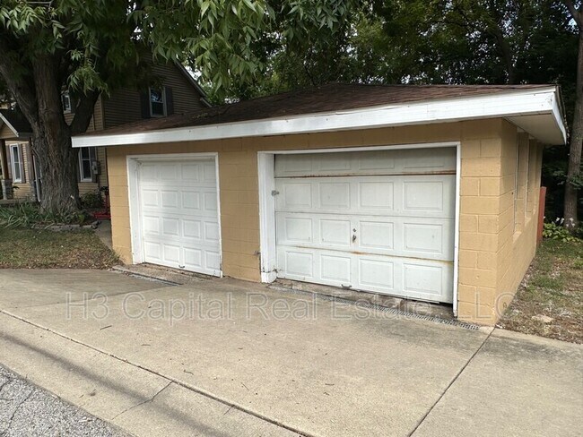 Building Photo - 210 S Lange Ave