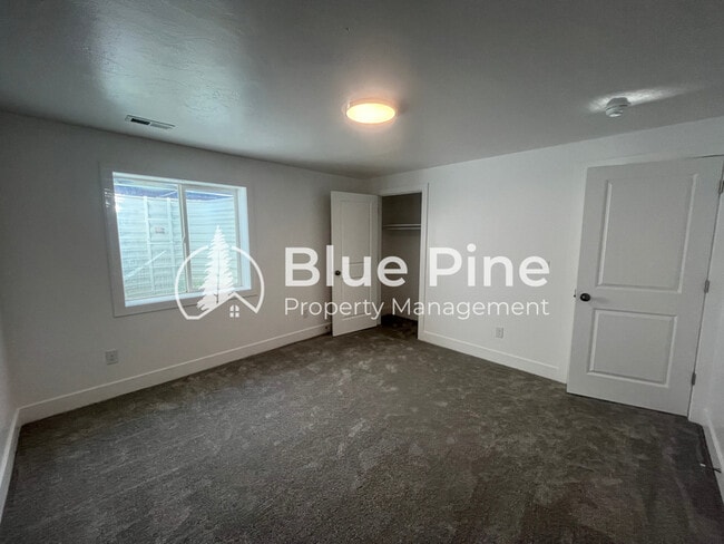 Building Photo - 3829 E Lorna Ave