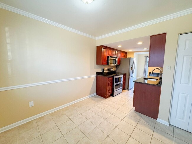 Building Photo - Relaxing 3 Bed 2 Bath Brick Townhome With Fenced Yard In Beautiful Franconia Commons