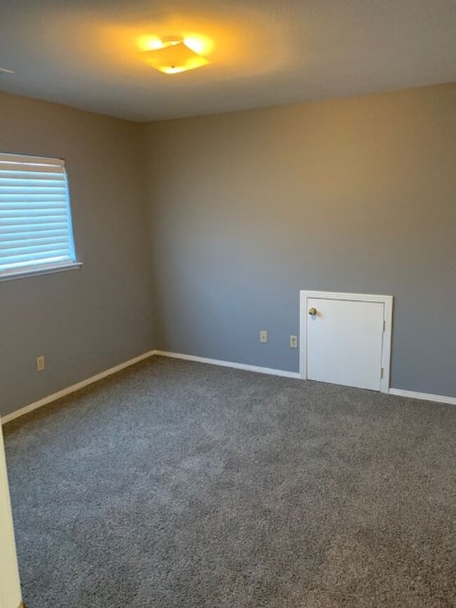 Building Photo - Beautiful 4 Bedroom 2 Bath Located in Nort...