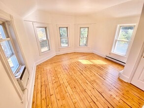 Building Photo - 1 Bedroom Apartment in South Burlington VT...