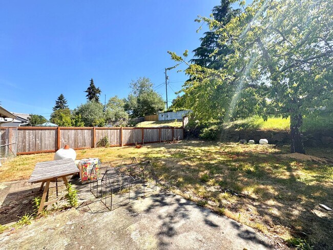 Building Photo - Charming Mid-Century Home in Shoreline