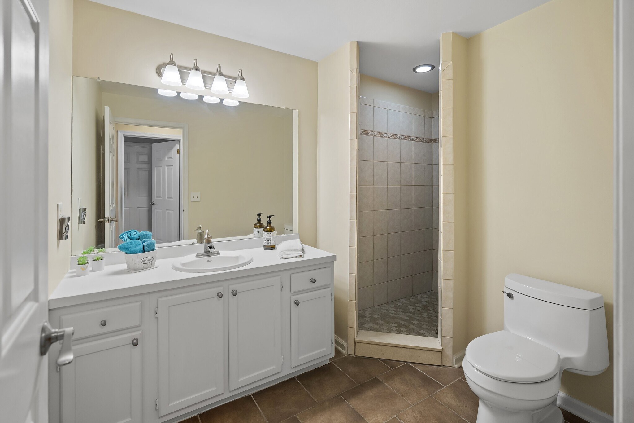 Full Bath - 3202 Appleton Way