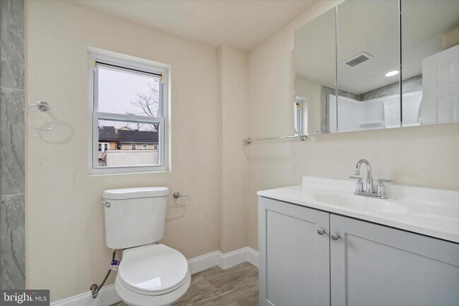 Building Photo - 451 King St