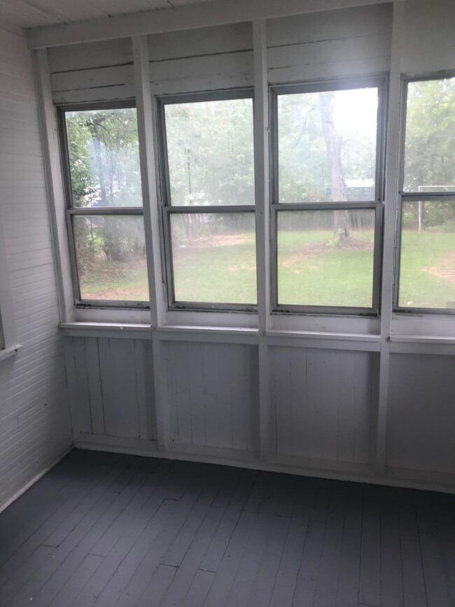 Building Photo - Very clean 3 bedroom/1 bath house in El Do...