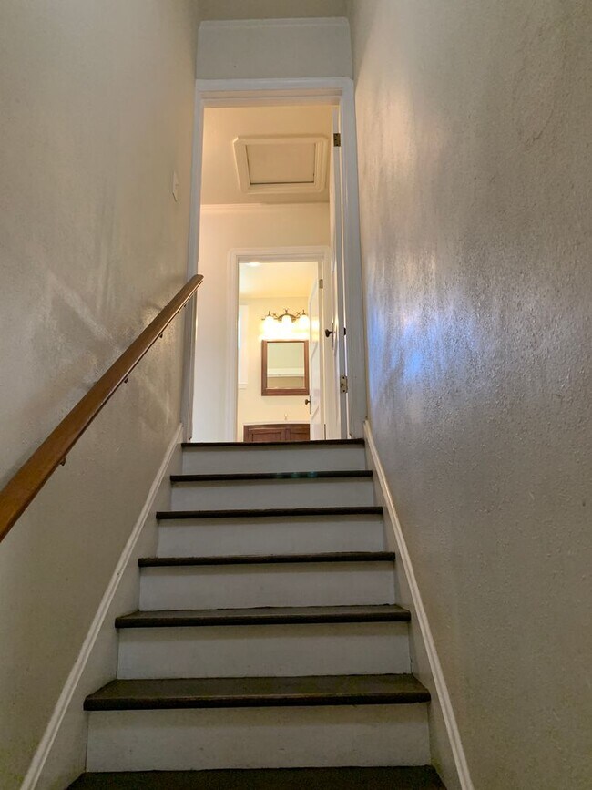 Building Photo - 3 Bedroom plus bonus room! Close to Enloe, CSUC and Downtown