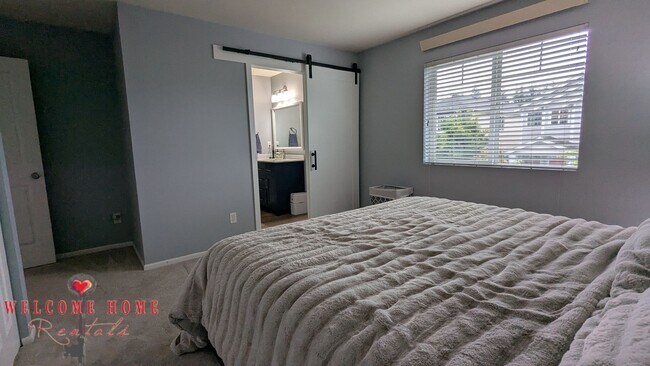 Building Photo - Flowing floorplan, minutes from I-5!!!