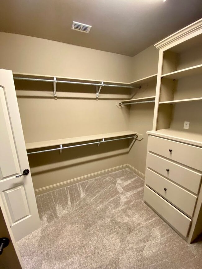 Building Photo - ** AVAILABLE JUNE 1ST ** STUNNING 4/3.5 IN...