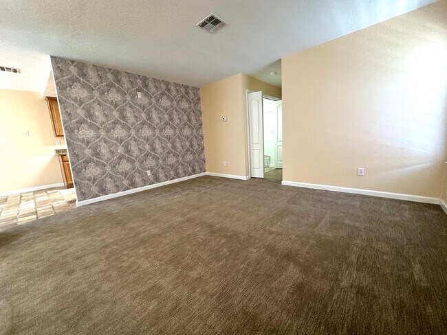 Building Photo - Conveniently located condo in Modesto
