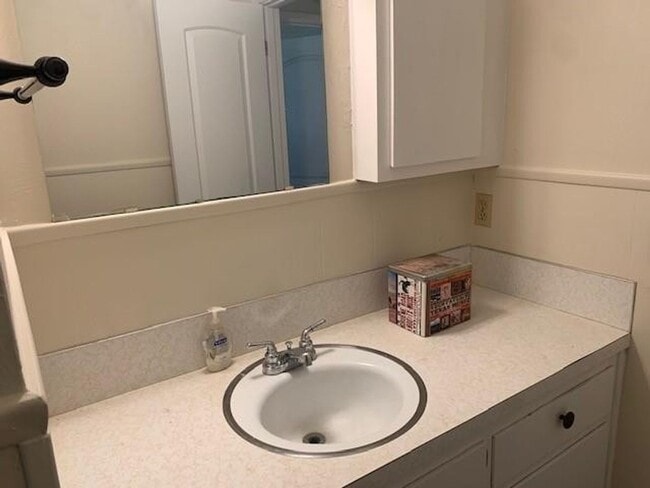 Building Photo - Beautiful 2 Bed Room 1 Bath