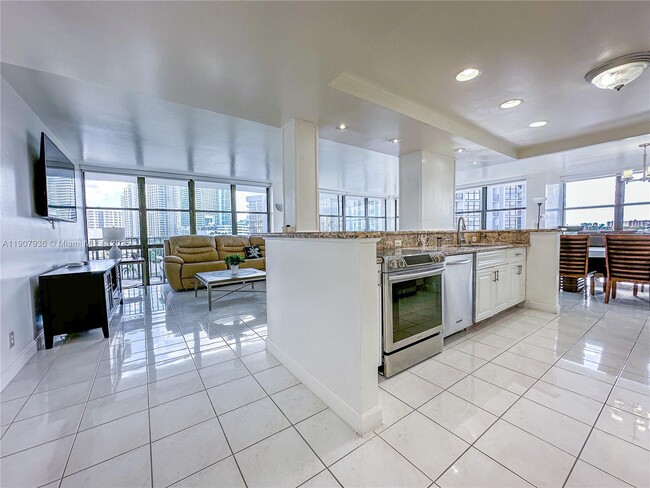 Building Photo - 800 Parkview Dr