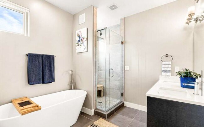 Building Photo - Beautiful 4 bedroom 3 bathroom property in Jefferson Park Denver