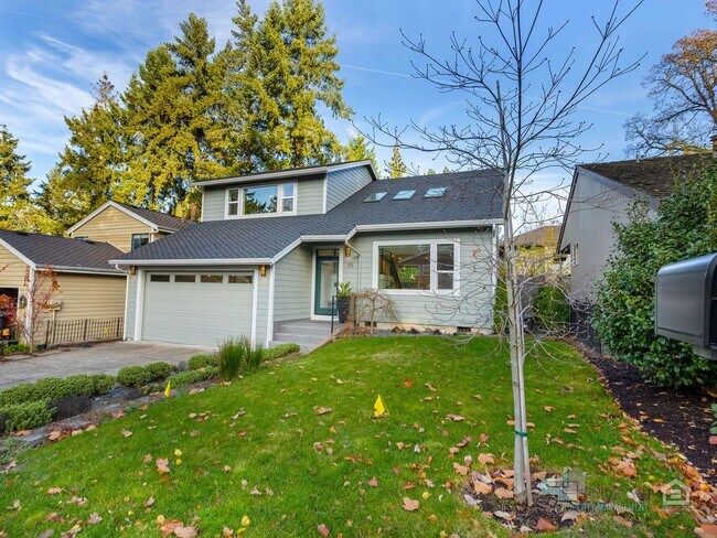 Building Photo - Fully Furnished Lake Oswego Gem!!!!