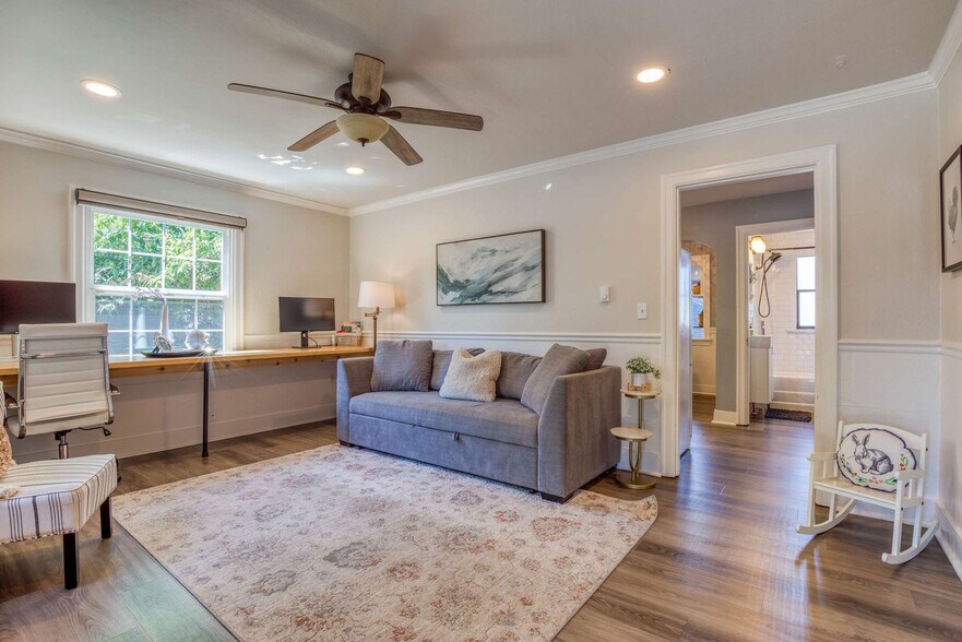 Building Photo - 214 Ave F