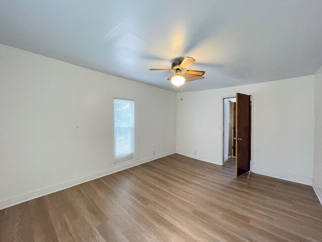 Building Photo - Spacious 3 bedroom home