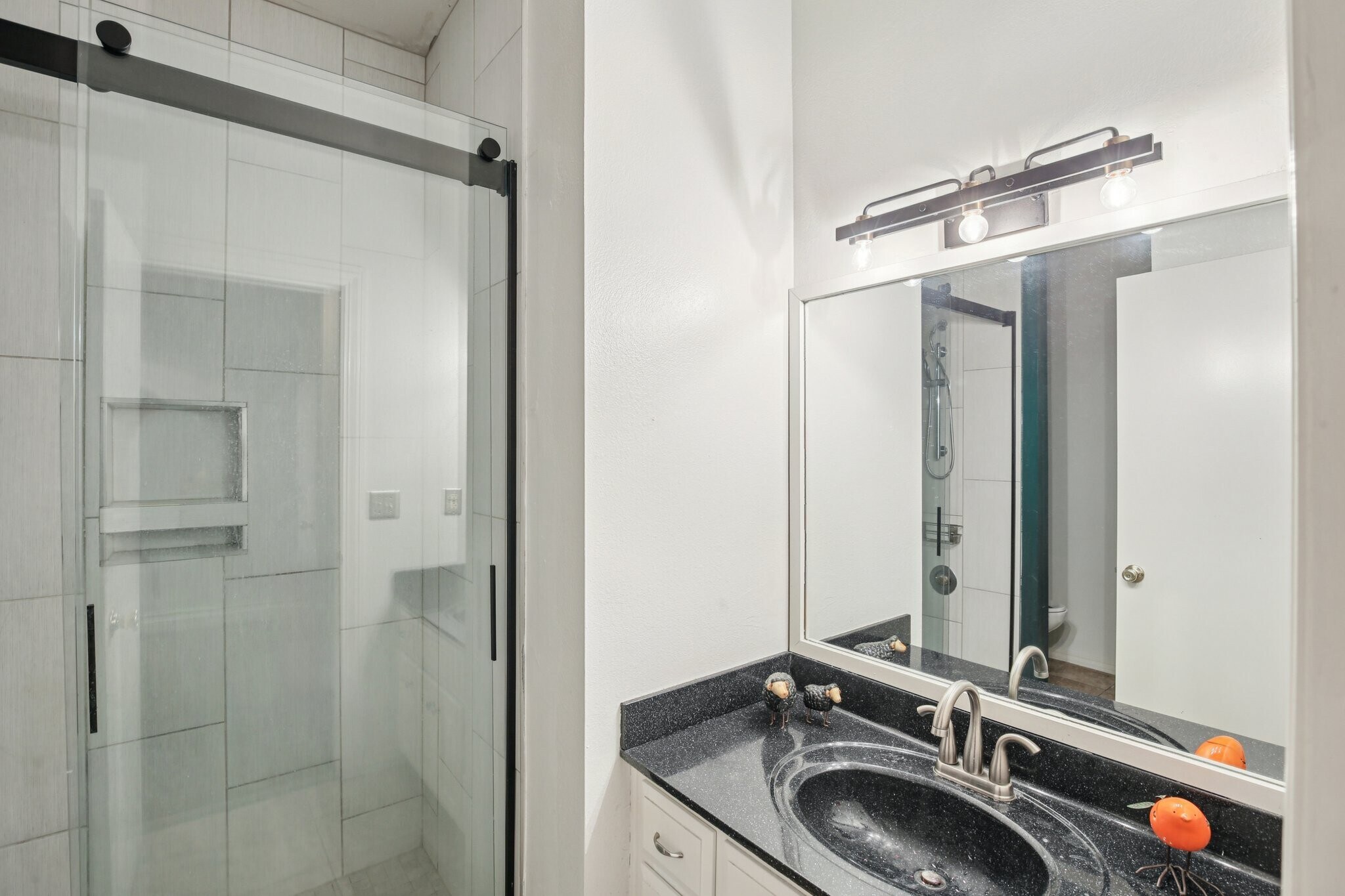 Building Photo - 308 W 8th St