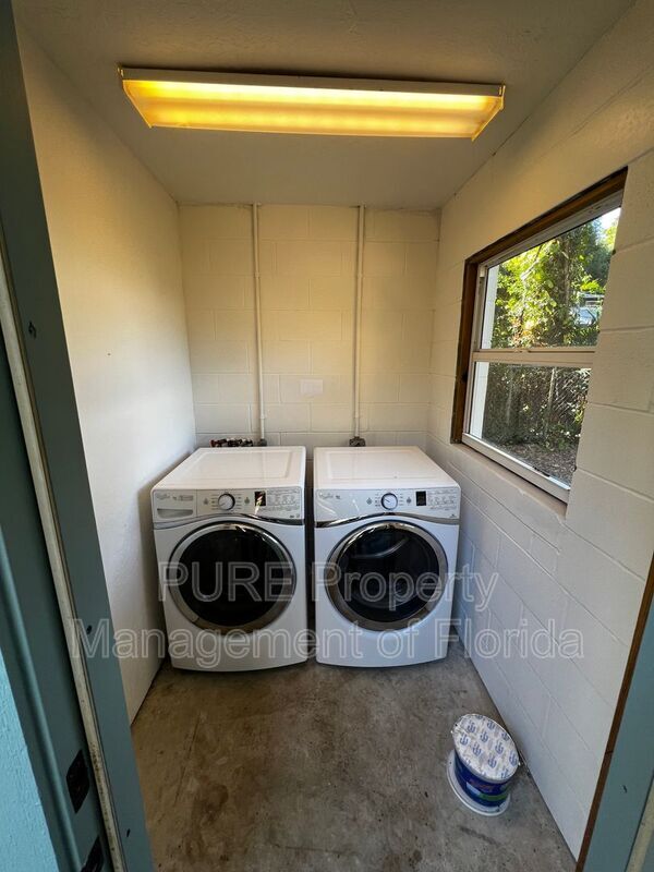 Building Photo - 1220 SE 3rd St