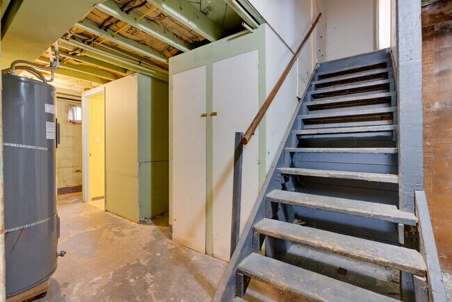 Building Photo - 1137 SE Uglow Ave