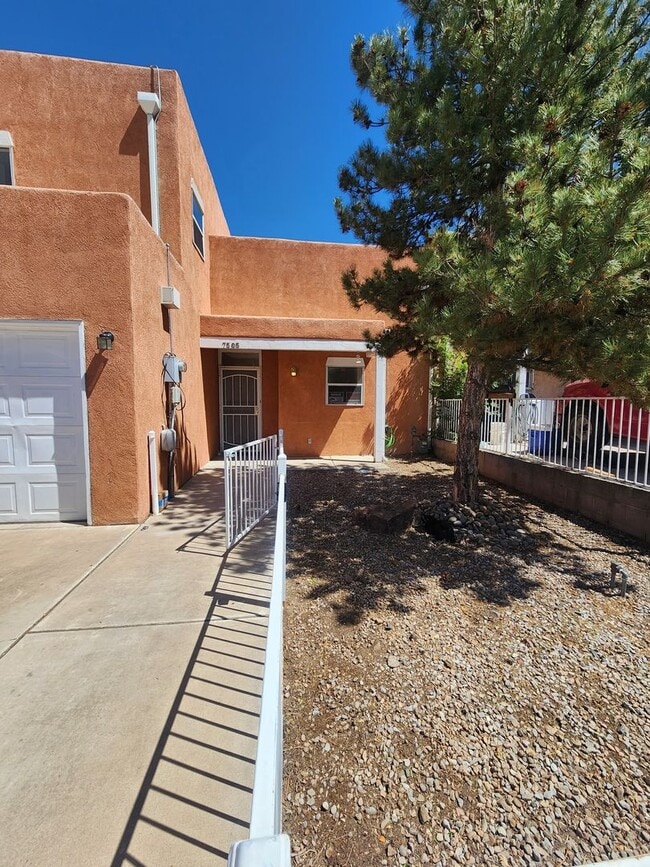 Building Photo - Charming Townhome in Southeast Albuquerque
