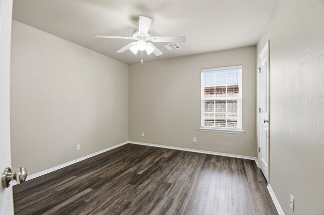 Building Photo - 3 Bed | 2 Bath | Jenks | Available Now