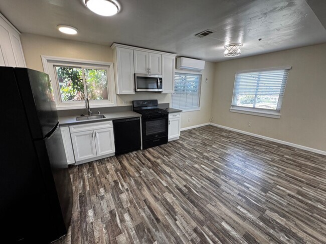 Building Photo - 5448 Encina Dr