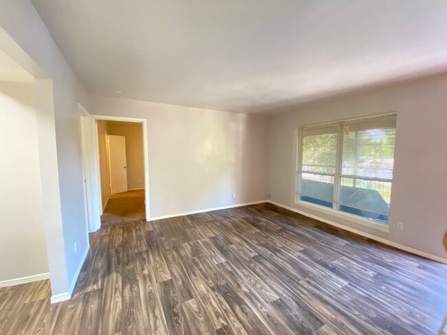 Building Photo - 1004 Allena Dr