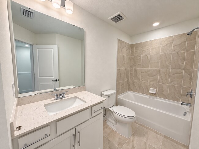 Building Photo - Harbor Square townhome home
