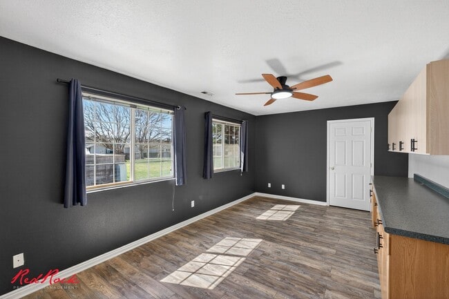 Building Photo - Charming 3 bedroom Townhome Close to Shopping