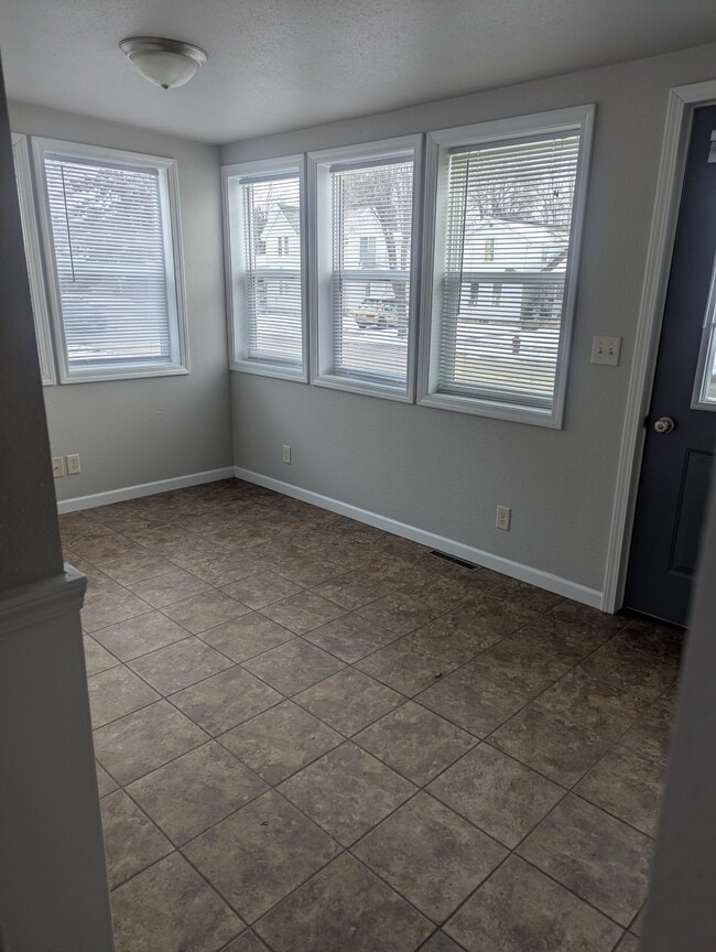 Building Photo - 536 Metomen St