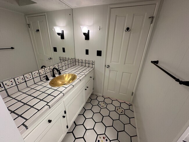 Building Photo - 19 Bronco Dr