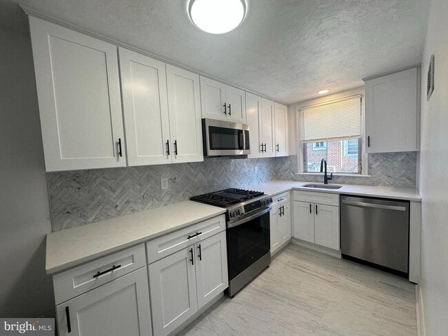 Building Photo - 2204 Lynn Blvd