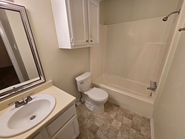 Building Photo - College Station -2 bedroom/ 2.5 bath - 2 story condo -Complex has a Pool.